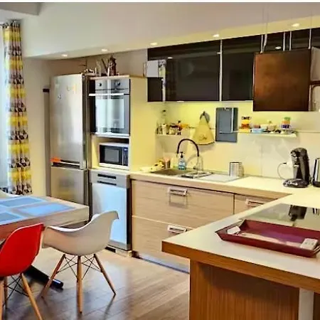 Apartment Beautiful, Hyper-center